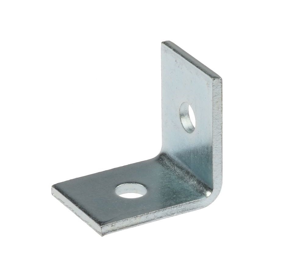 Een zilverkleurige metalen hoekbeugel van 90 graden met twee voorgeboorde gaten voor montage op een witte achtergrond.