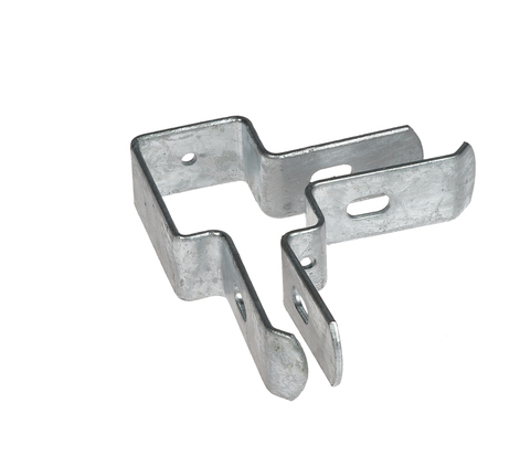 Zilverkleurige metalen hoekverbinder voor dubbelstaafmatten, geschikt voor 60x40mm palen, vervaardigd uit duurzaam thermisch verzinkt staal.