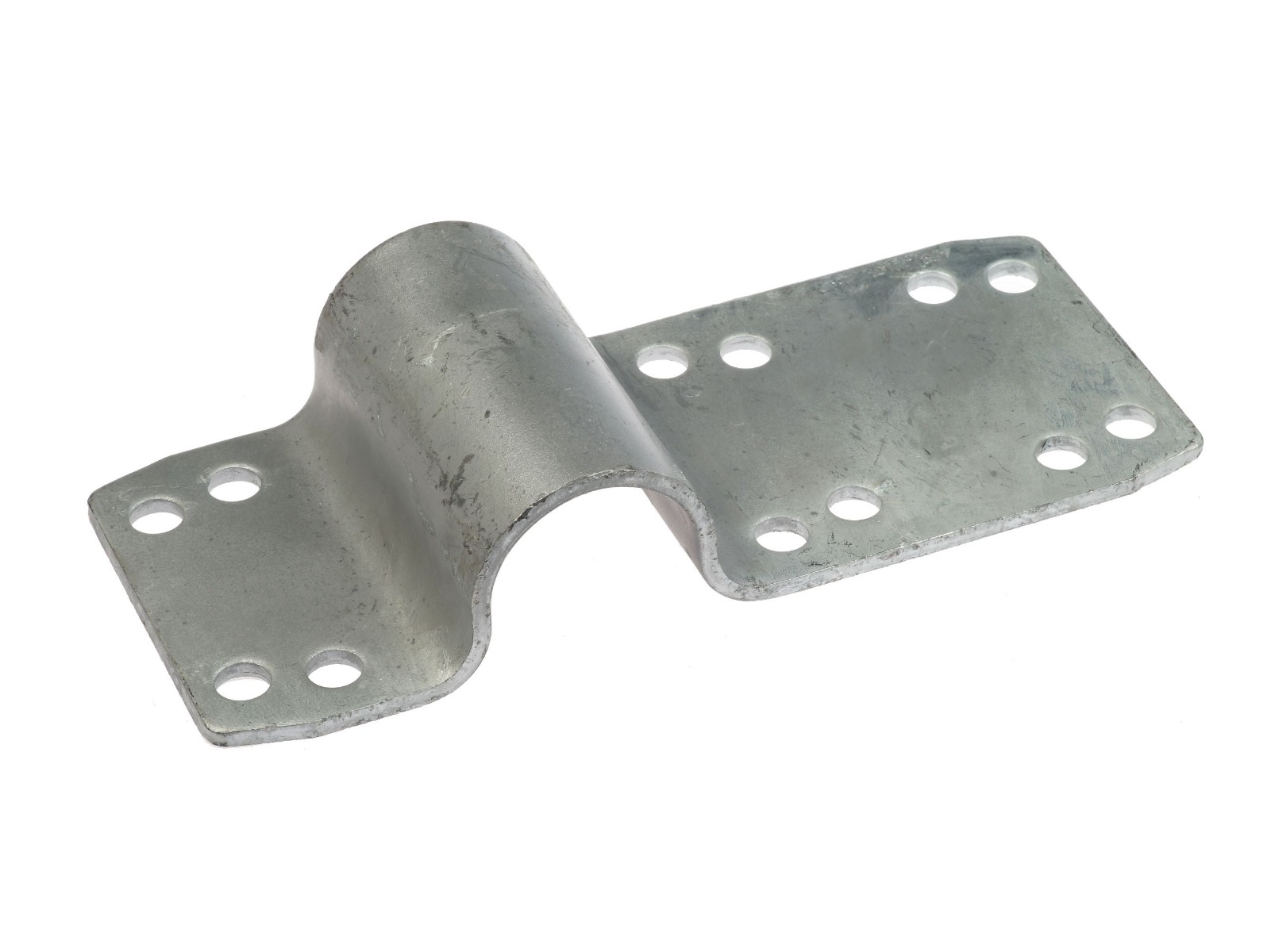Een zilverkleurige, thermisch verzinkte kapbeugel met een verlengde lip en meerdere montagegaten voor het stevig bevestigen van buizen.
