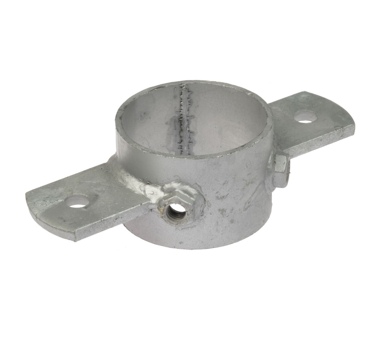 Een zilverkleurige metalen knelring voor een standpaal met twee lippen en voorgeboorde gaten, gemaakt van duurzaam thermisch verzinkt staal.