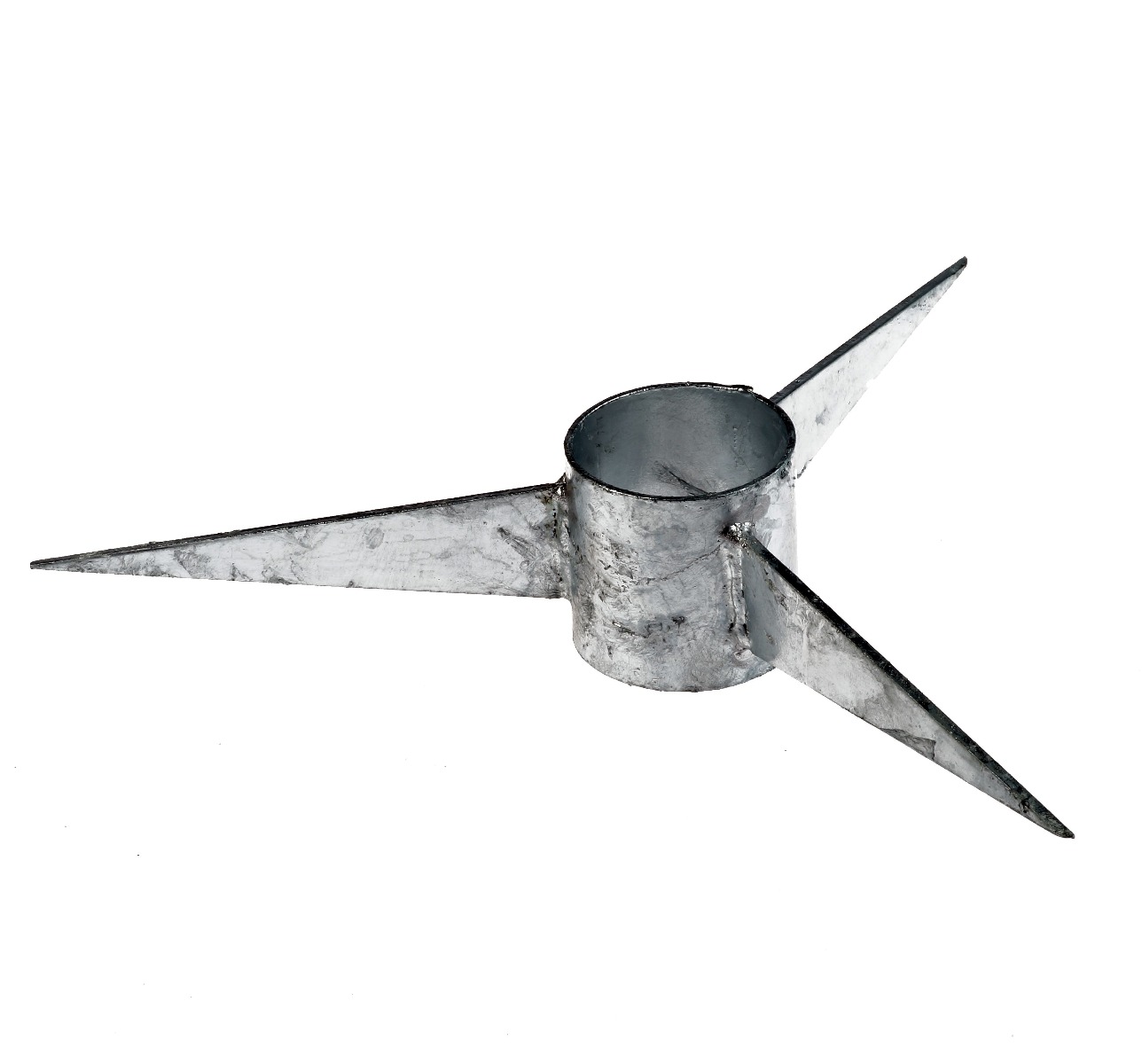 Een thermisch verzinkte metalen roterende punt met drie scherpe vinnen, ontworpen om op een buis te monteren voor beveiliging.