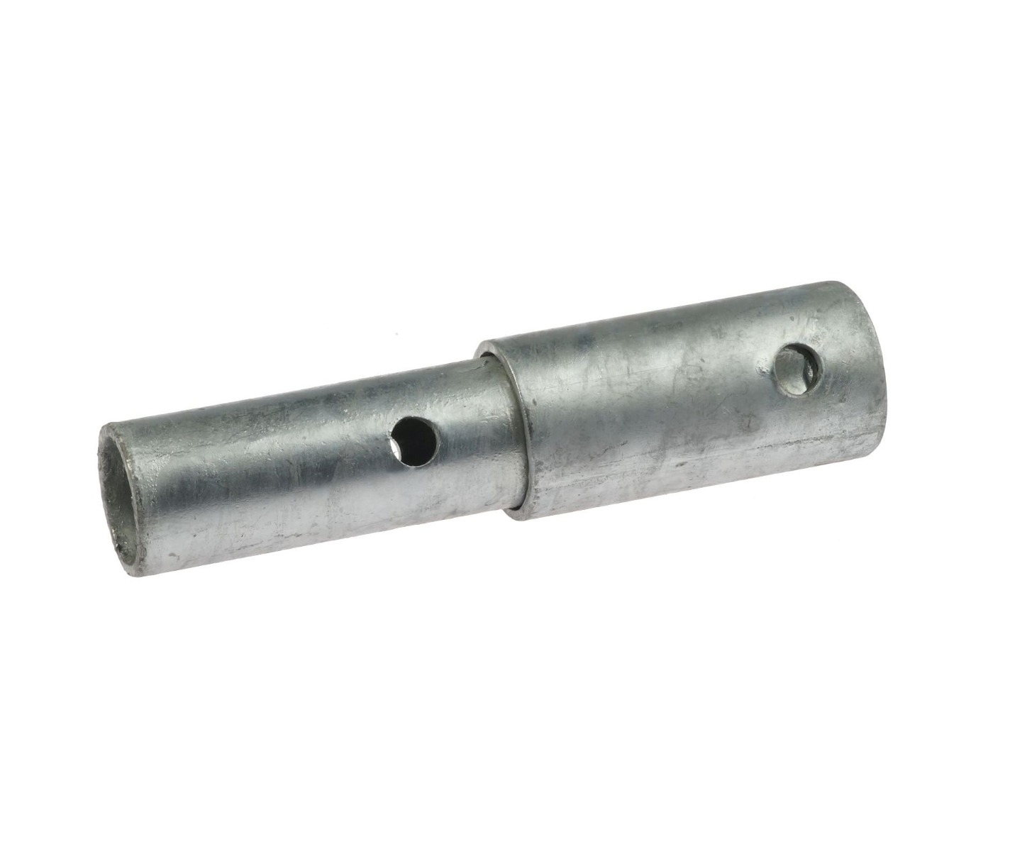 Een thermisch verzinkt metalen buisverlengstuk met voorgeboorde gaten voor het stevig koppelen van buizen op een witte achtergrond.