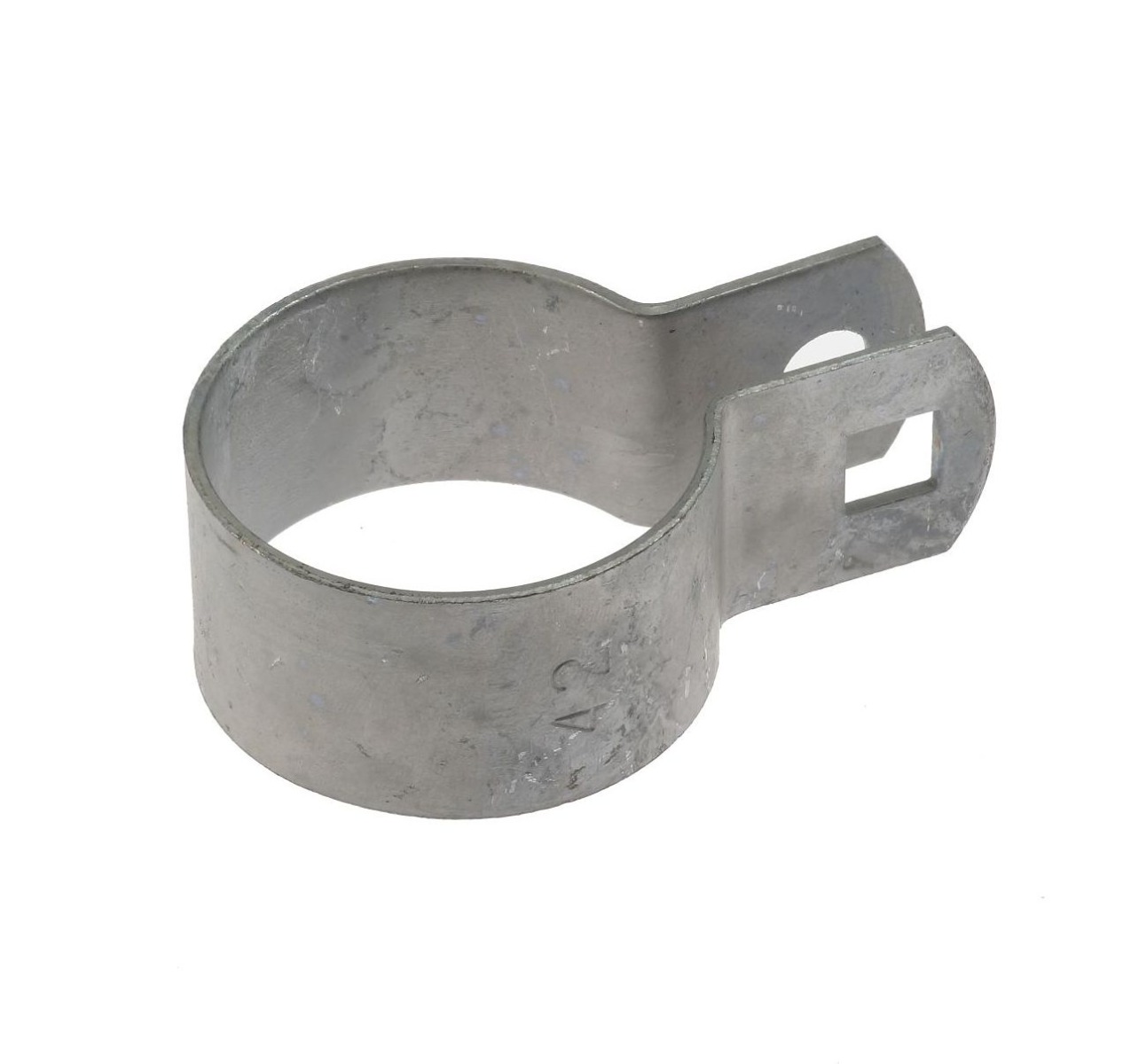 Een zijaanzicht van een zilveren thermisch verzinkte eindbeugel gebruikt voor het monteren van gaas aan ronde metalen hekwerkpalen.