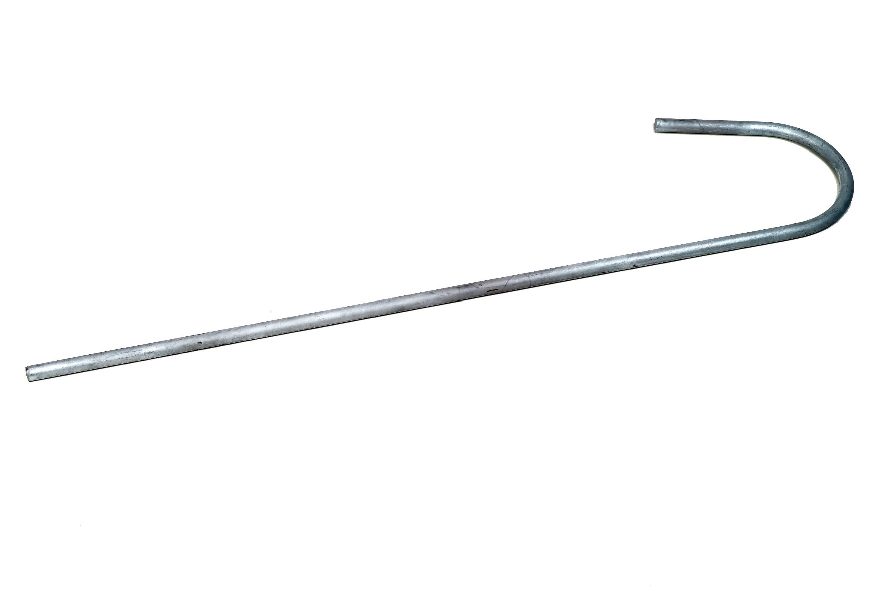 Een zilverkleurige, thermisch verzinkte metalen pen van zestig centimeter lang met een gebogen uiteinde en een dikte van tien millimeter.
