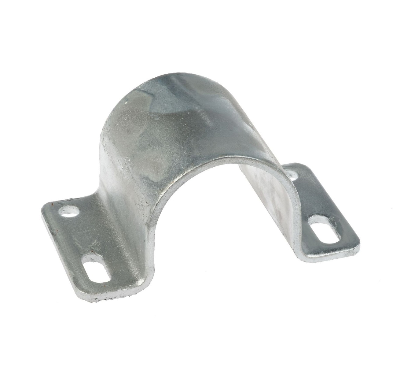 Een zijaanzicht van een zilverkleurige, thermisch verzinkte metalen kapbeugel met twee montagegaten en twee bevestigingssleuven voor buisbevestiging.
