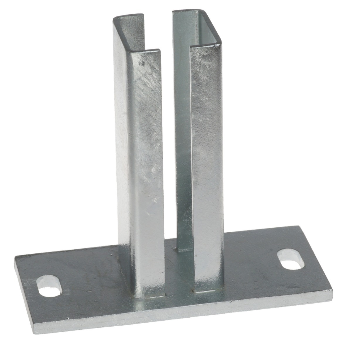 Een thermisch verzinkte stalen voetplaat voor 60x40 mm kokers, voorzien van twee montagegaten en een centrale gleufhouder.