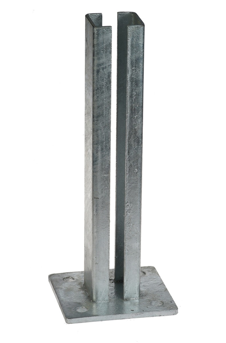 Een duurzame thermisch verzinkte stalen voetplaat geschikt voor een 60x60 mm kokerprofiel met vier handige montagegaten voor bevestiging.