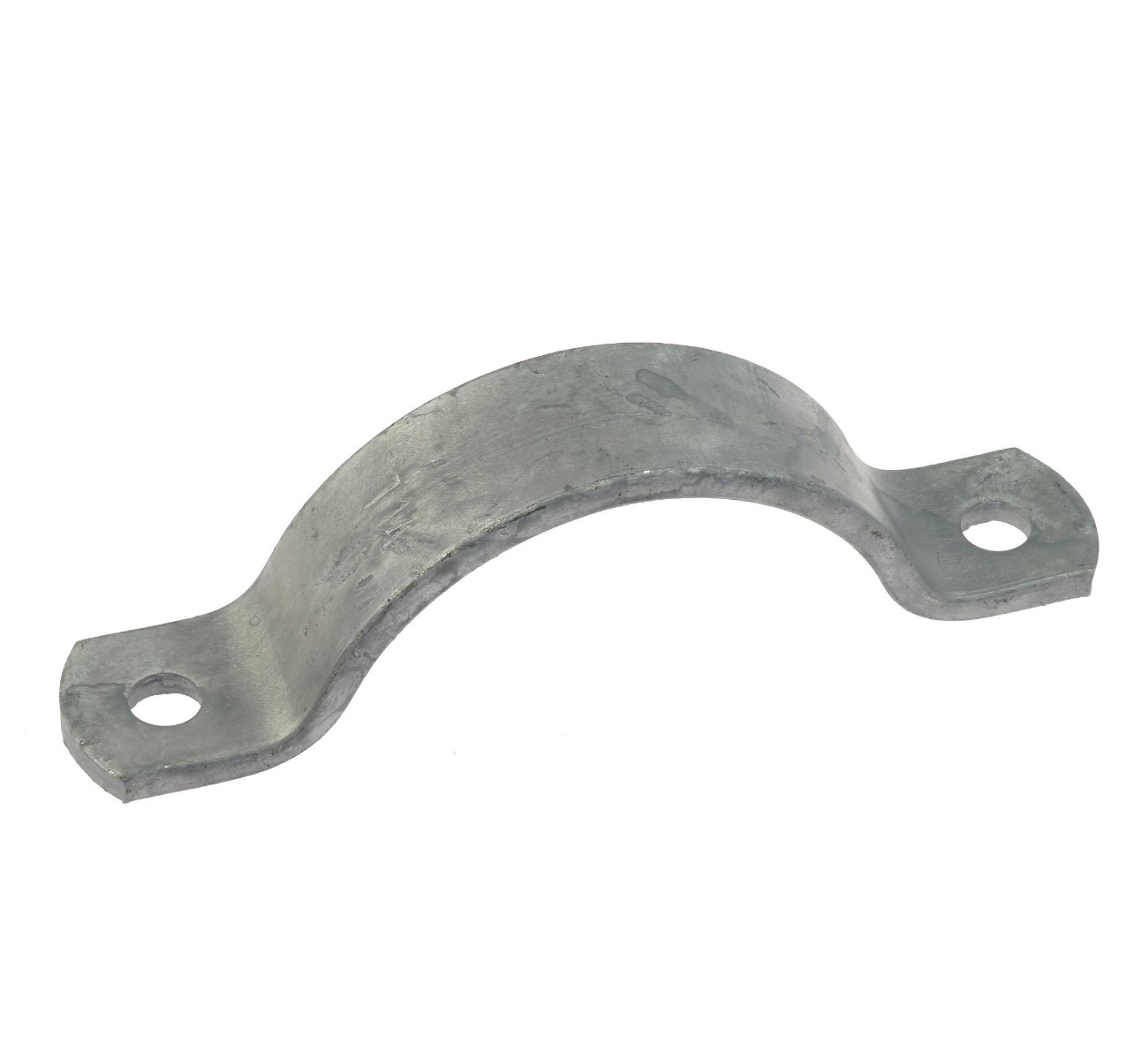 Een zilverkleurige verzinkte metalen kapbeugel met een gebogen vorm en twee montagegaten voor het vastzetten van ronde buizen.