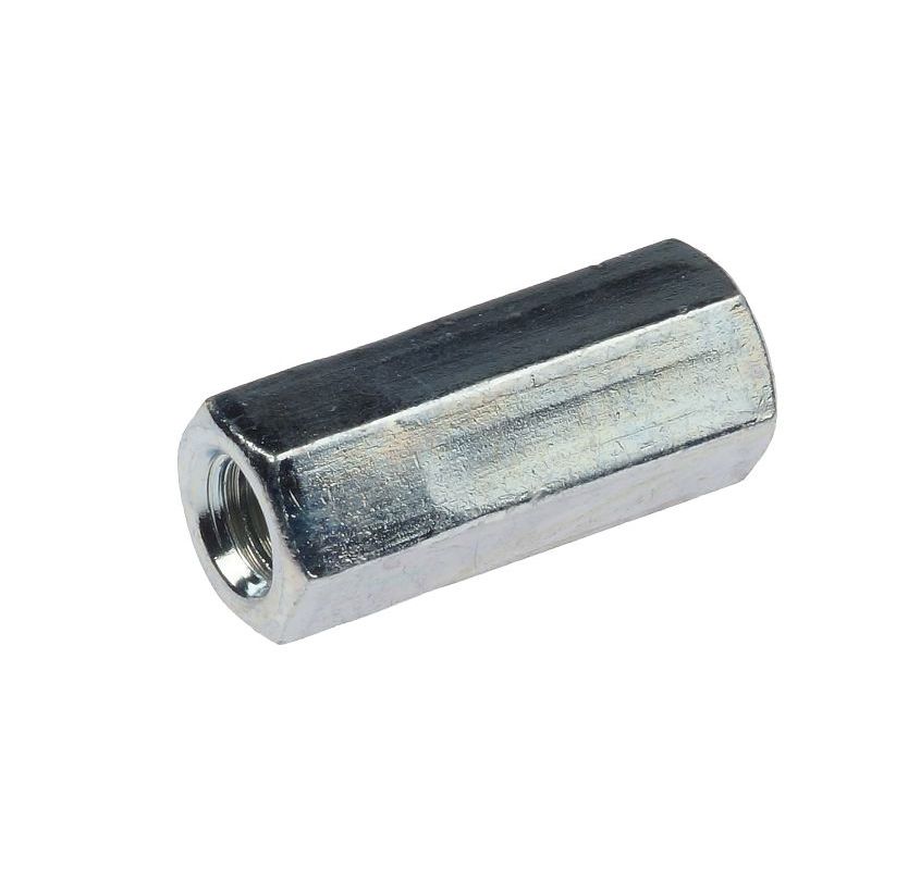 Een zeskantige metalen verbindingsmoer met een glanzende elektrolytisch verzinkte afwerking, gefotografeerd tegen een witte achtergrond.