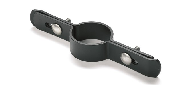 Een zwarte polyamide langlipbeugel voor het bevestigen van dubbelstaafmatten aan een ronde paal van 60 mm inclusief bouten.