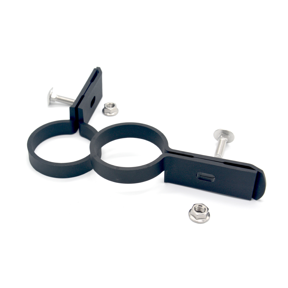 Twee zwarte polyamide langliphoekbeugels voor 60 mm buizen, compleet met roestvrijstalen bouten en moeren voor dubbelstaafmat hekwerk.